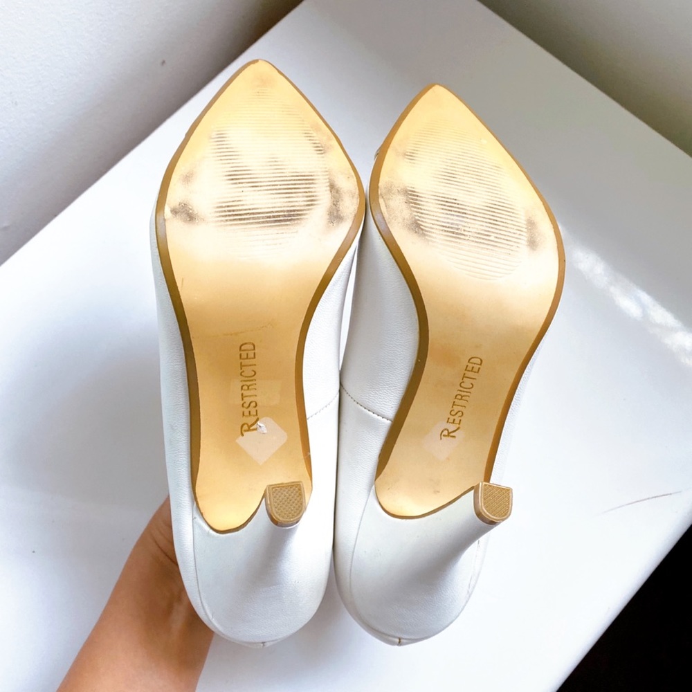 π RESTRICTED WHITE GOLD LEATHER POINTED TOE CLASSIC PUMPS! - Picture 5 of 11